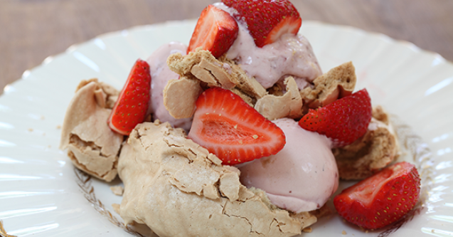 Brown sugar meringues with strawberries and cream